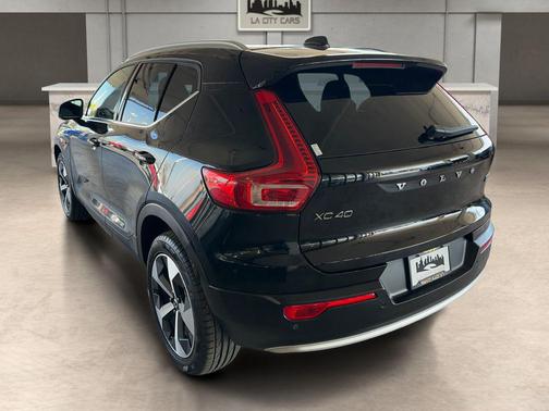 2025 Volvo XC40 B5 Core Bright Theme