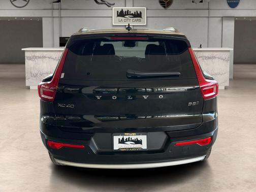 2025 Volvo XC40 B5 Core Bright Theme