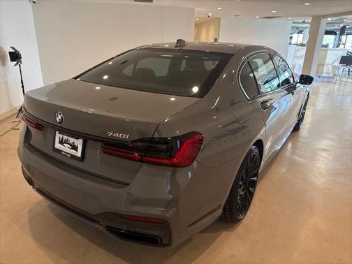 2022 BMW 740 i