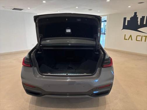 2022 BMW 740 i