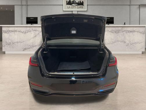 2022 BMW 740 i