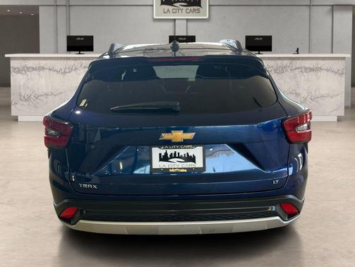 Blue Glow Metallic 2024 Chevrolet Trax LT