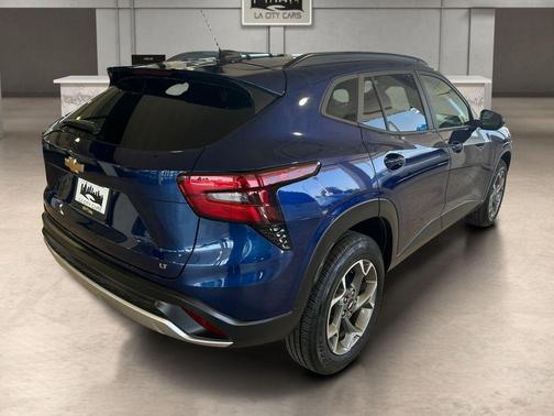 Blue Glow Metallic 2024 Chevrolet Trax LT