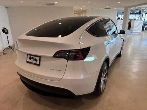 2022 Tesla Model Y Long Range Dual Motor All-Wheel Drive