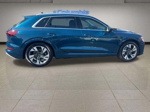 2022 Audi e-tron Premium Plus