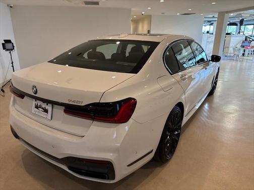 2022 BMW 740 i