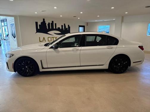 2022 BMW 740 i