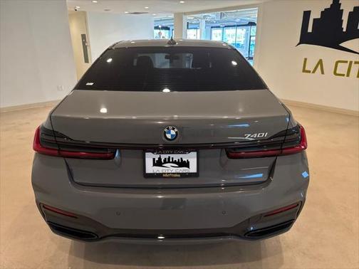 2022 BMW 740 i