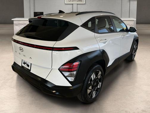 Atlas White 2025 Hyundai KONA SEL