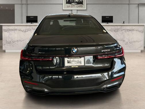 Black Sapphire Metallic 2021 BMW 750 i xDrive