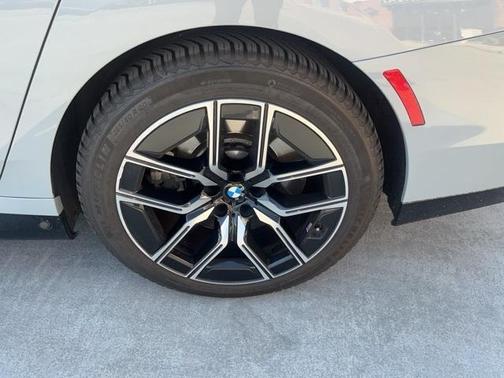 2023 BMW 760 760i xDrive