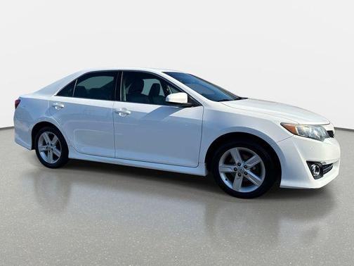 Super White 2013 Toyota Camry SE