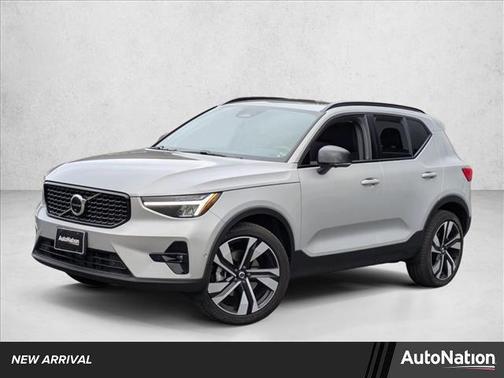 2023 Volvo XC40 B5 Plus Dark Theme