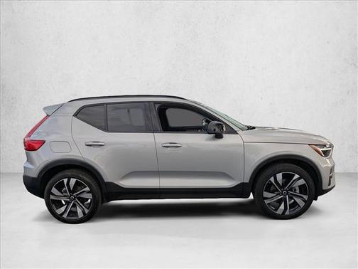 2023 Volvo XC40 B5 Plus Dark Theme