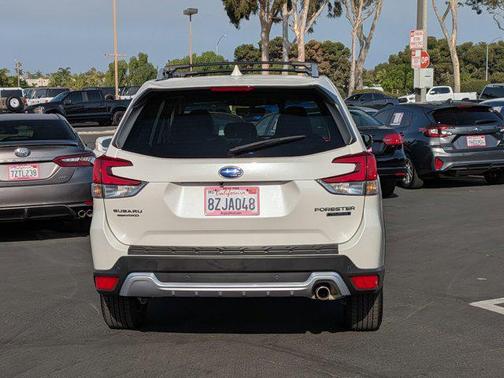Crystal White Pearl 2022 Subaru Forester Touring