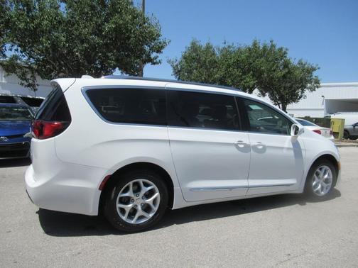 2018 Chrysler Pacifica Touring-L Plus