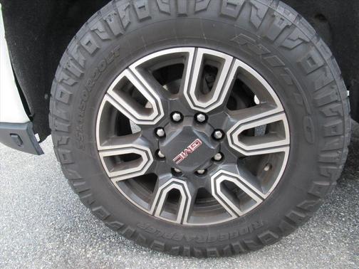 Summit White 2021 GMC Sierra 2500 AT4