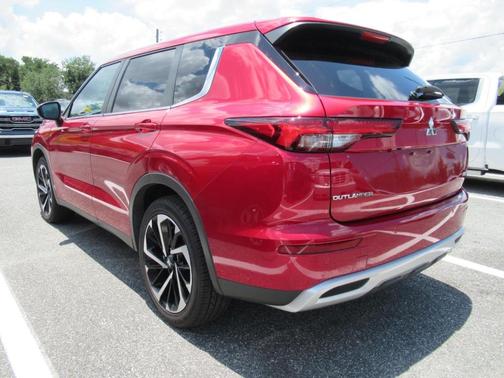 Red 2023 Mitsubishi Outlander SE