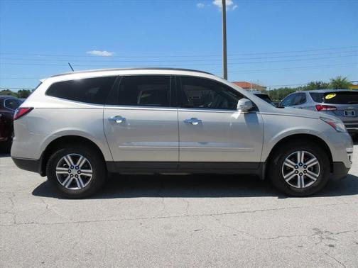 Champagne Silver 2017 Chevrolet Traverse 2LT