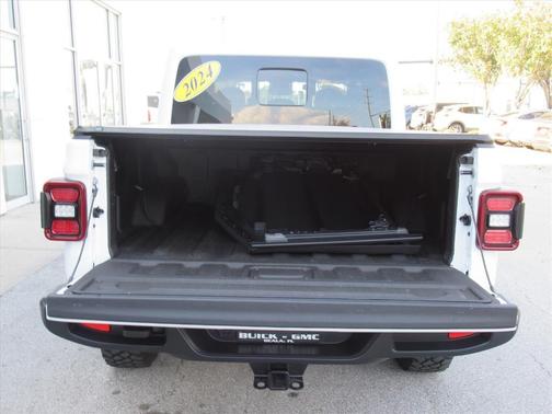 2024 Jeep Gladiator Jeep Beach