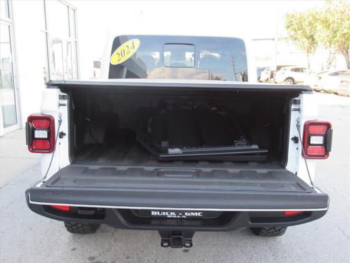 2024 Jeep Gladiator Jeep Beach