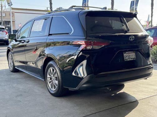 2022 Toyota Sienna XLE 8 Passenger