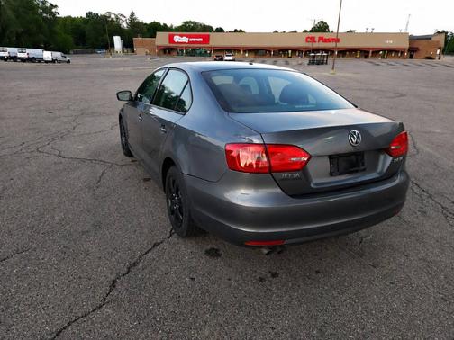 Pewter 2011 Volkswagen Jetta SE