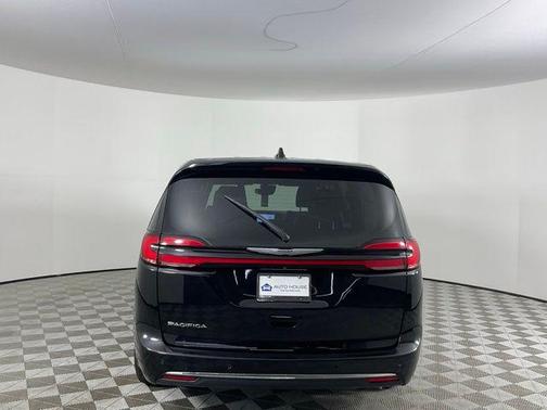 Diamond Black Crystal Pearlcoat 2024 Chrysler Pacifica Touring L