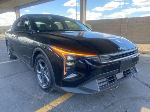 Aurora Black Pearl 2025 Kia K4 LXS