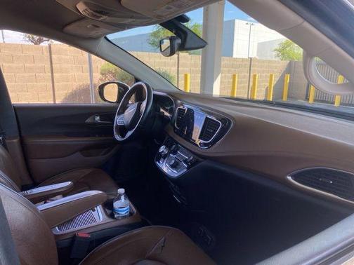 Brilliant Black Crystal Pearlcoat 2017 Chrysler Pacifica Limited