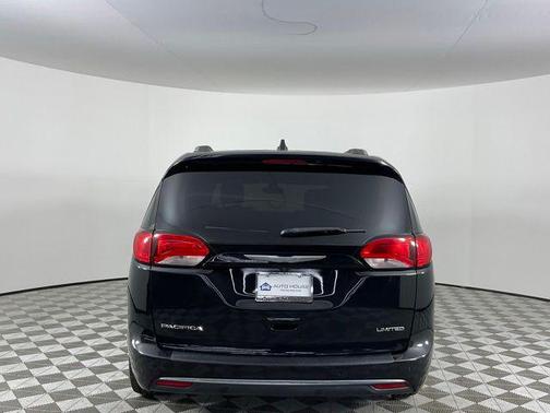 Brilliant Black Crystal Pearlcoat 2017 Chrysler Pacifica Limited