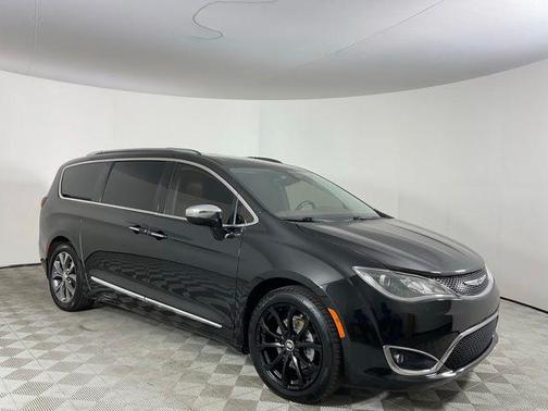Brilliant Black Crystal Pearlcoat 2017 Chrysler Pacifica Limited