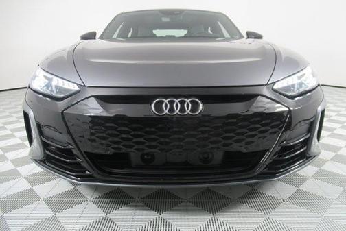 Photo 4 of 27 of 2022 Audi e-tron GT Prestige