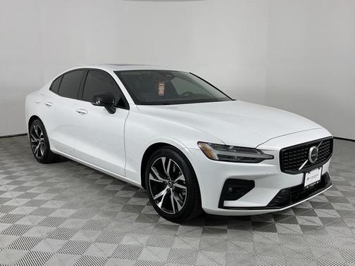 2024 Volvo S60 B5 Core Dark Theme