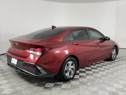 2024 Hyundai ELANTRA SE