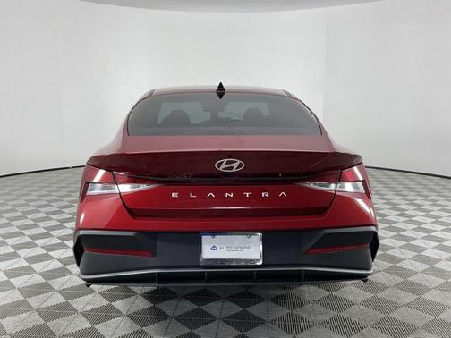 2024 Hyundai ELANTRA SE
