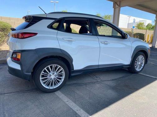 Chalk White 2018 Hyundai KONA SEL