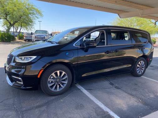 2023 Chrysler Pacifica Hybrid Touring L