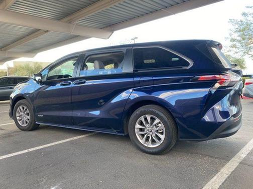 2021 Toyota Sienna LE