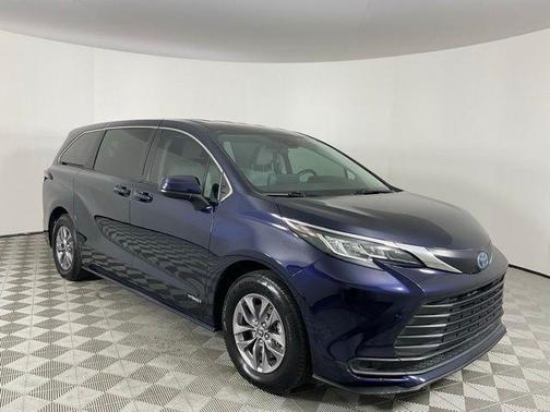 2021 Toyota Sienna LE