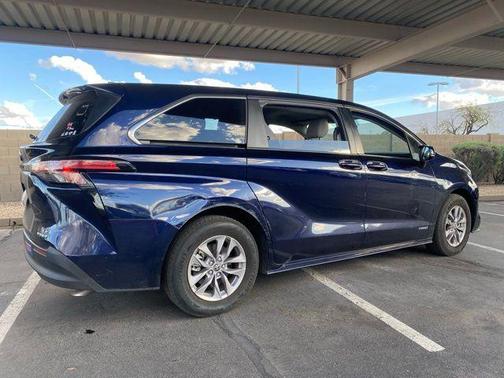 2021 Toyota Sienna LE