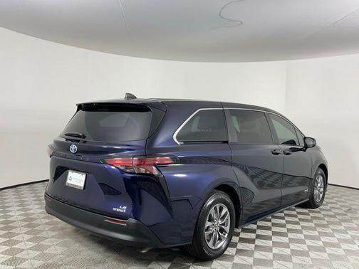 2021 Toyota Sienna LE