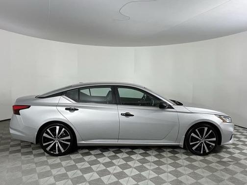 2021 Nissan Altima SR FWD