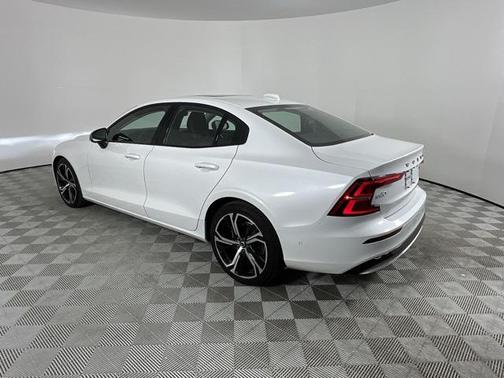 2024 Volvo S60 B5 Plus Dark Theme