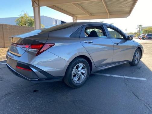 2024 Hyundai ELANTRA SE