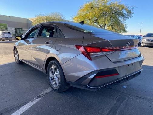 2024 Hyundai ELANTRA SE