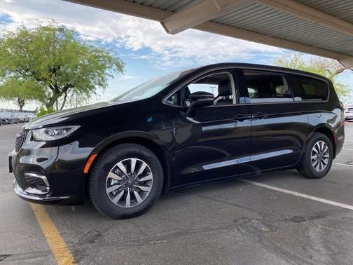 2023 Chrysler Pacifica Hybrid Touring L