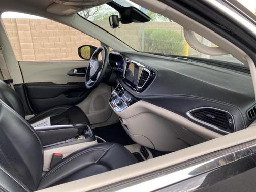 2023 Chrysler Pacifica Hybrid Touring L