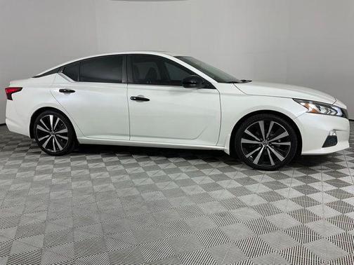 Pearl White Tricoat 2022 Nissan Altima SR VC-Turbo FWD