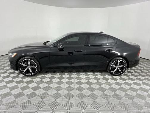2024 Volvo S60 B5 Plus Dark Theme